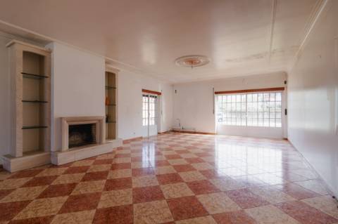 Moradia T3 + 2 / Garagem ampla/ Terraços / varandas/ Meirinhas / Pombal