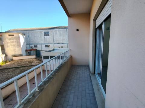 Apartamento T1 / Varanda / Garagem box / Leiria