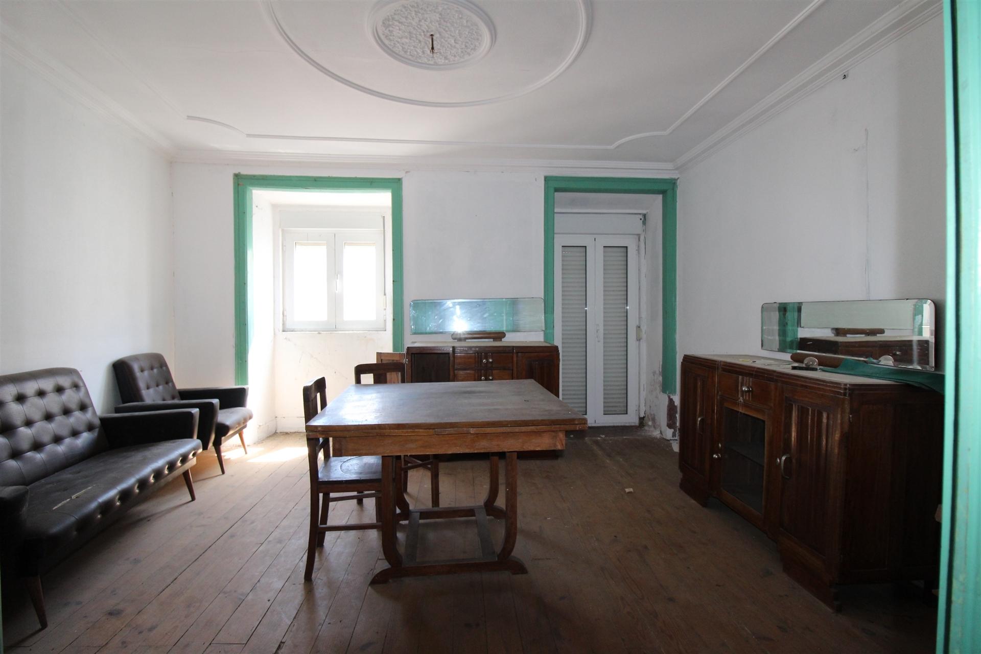 Prédio para remodelar, com projeto / Louriçal /Pombal