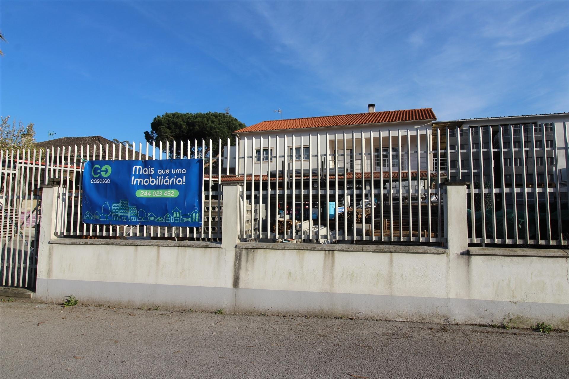 Moradia T3 + Loja/Armazém para comércio/ Com 1400m2 / Boa Vista / Leiria