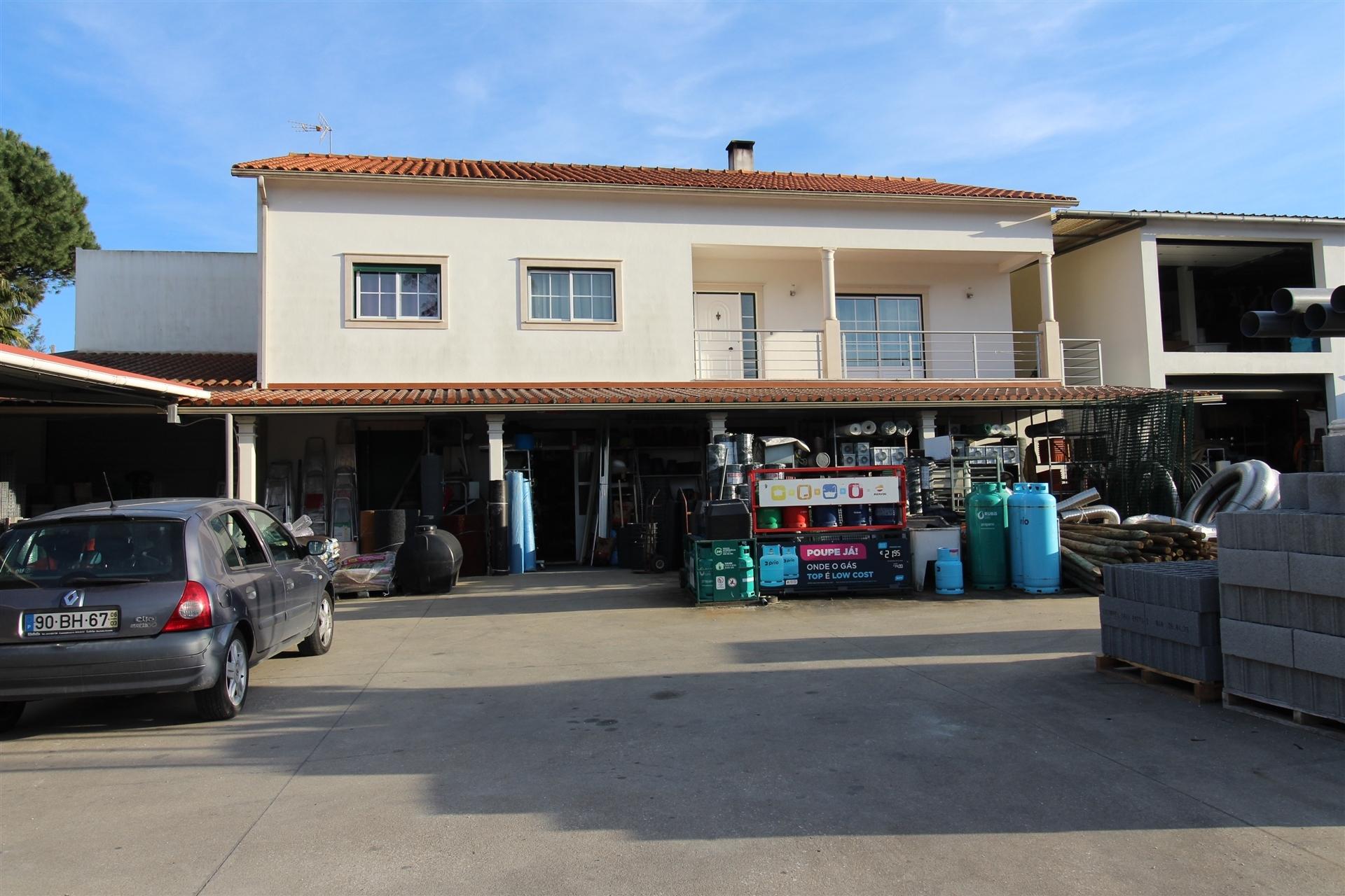 Moradia T3 + Loja/Armazém para comércio/ Com 1400m2 / Boa Vista / Leiria