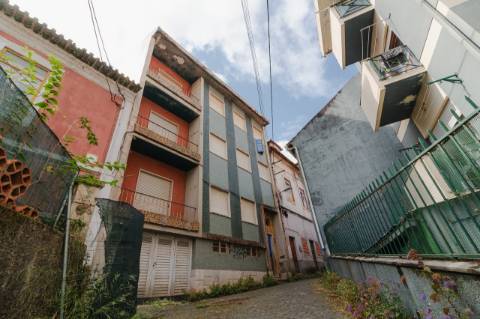 Prédio / 3 Pisos / Investimento /  Centro de Leiria