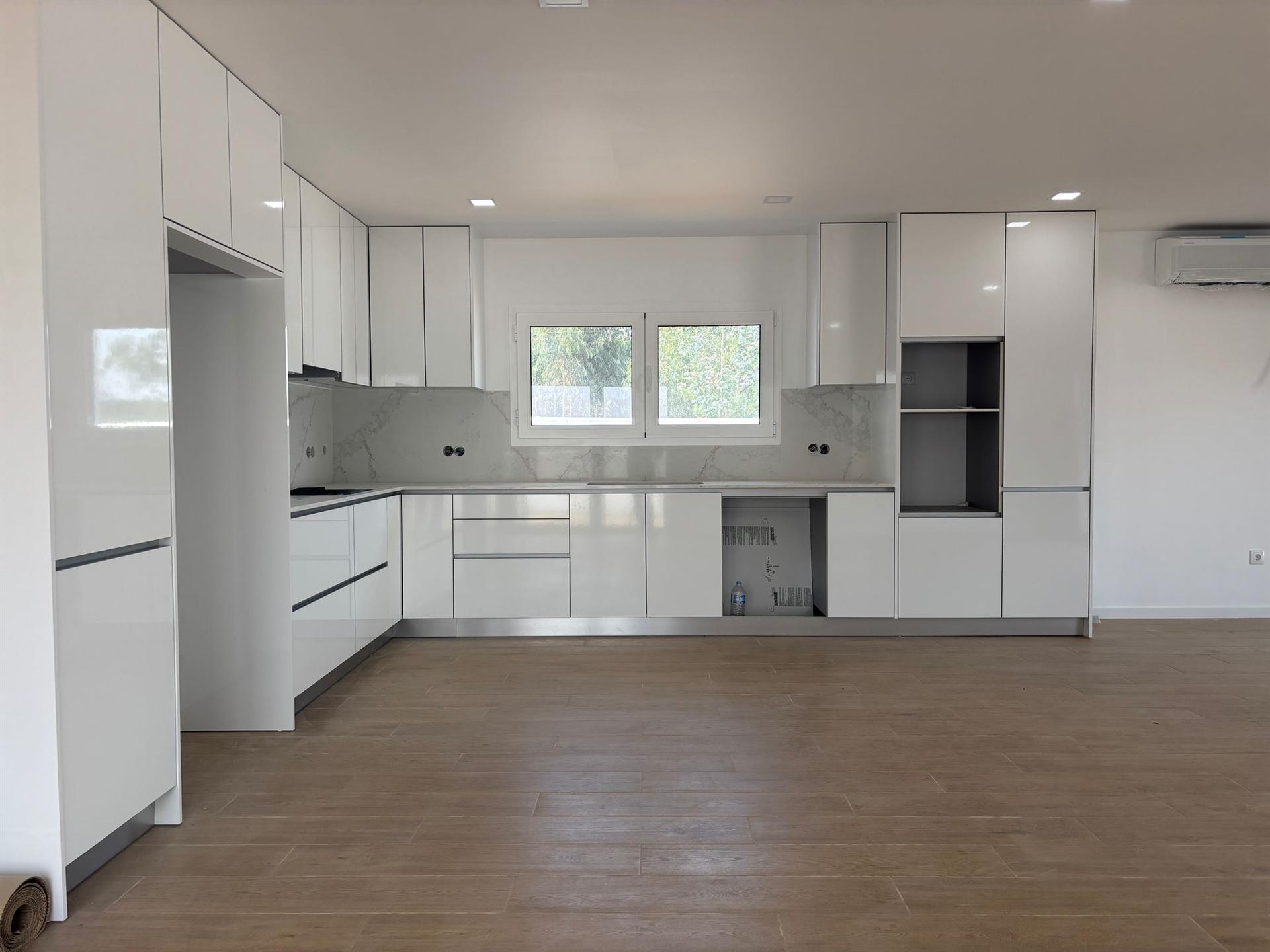 Moradia T4+1/ Terreno / Terraço / Nova / Caxarias
