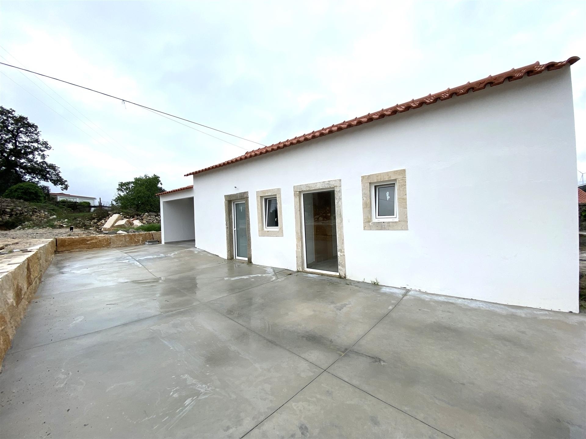 Moradia T2 / Terreno / Alqueidão da Serra / Porto de Mós