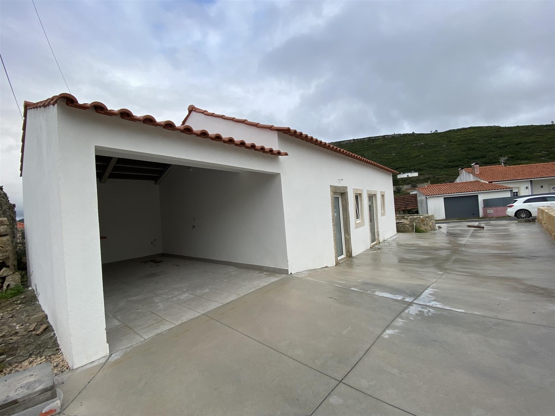 Moradia T2 / Terreno / Alqueidão da Serra / Porto de Mós