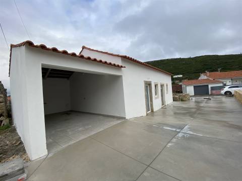 Moradia T2 / Terreno / Alqueidão da Serra / Porto de Mós