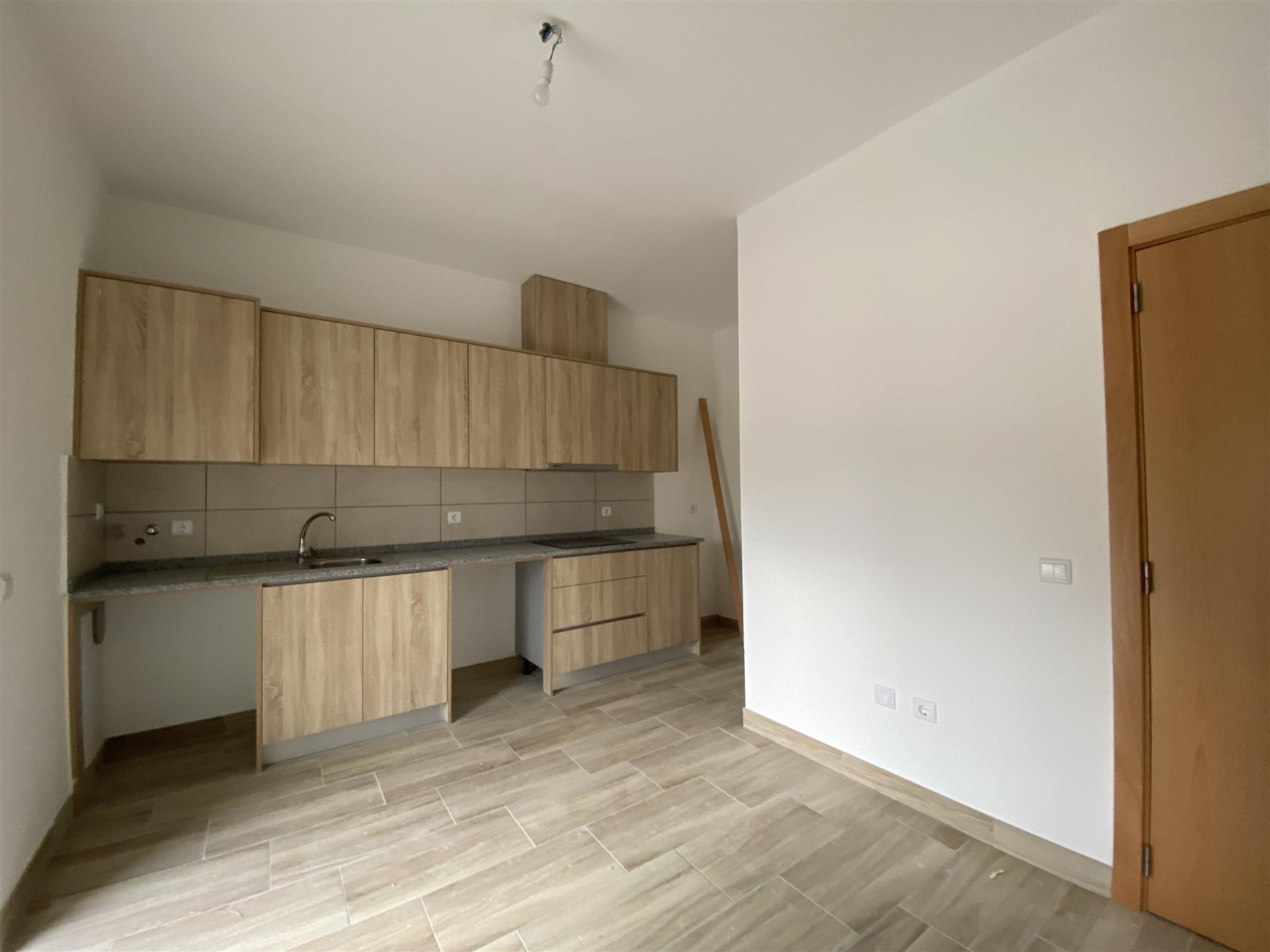 Moradia T2 / Terreno / Alqueidão da Serra / Porto de Mós