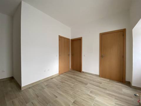 Moradia T2 / Terreno / Alqueidão da Serra / Porto de Mós