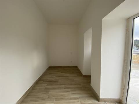 Moradia T2 / Terreno / Alqueidão da Serra / Porto de Mós