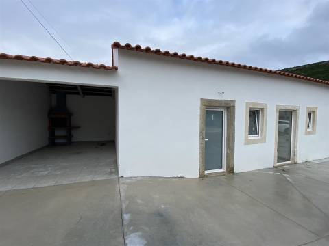 Moradia T2 / Terreno / Alqueidão da Serra / Porto de Mós