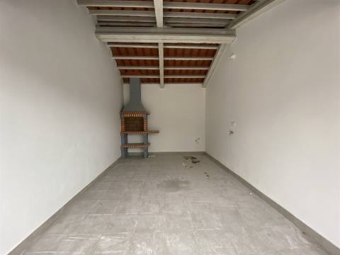Moradia T2 / Terreno / Alqueidão da Serra / Porto de Mós