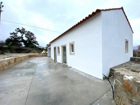 Moradia T2 / Terreno / Alqueidão da Serra / Porto de Mós