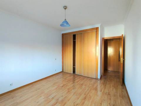 Apartamento T1 / Varanda / Garagem box / Leiria