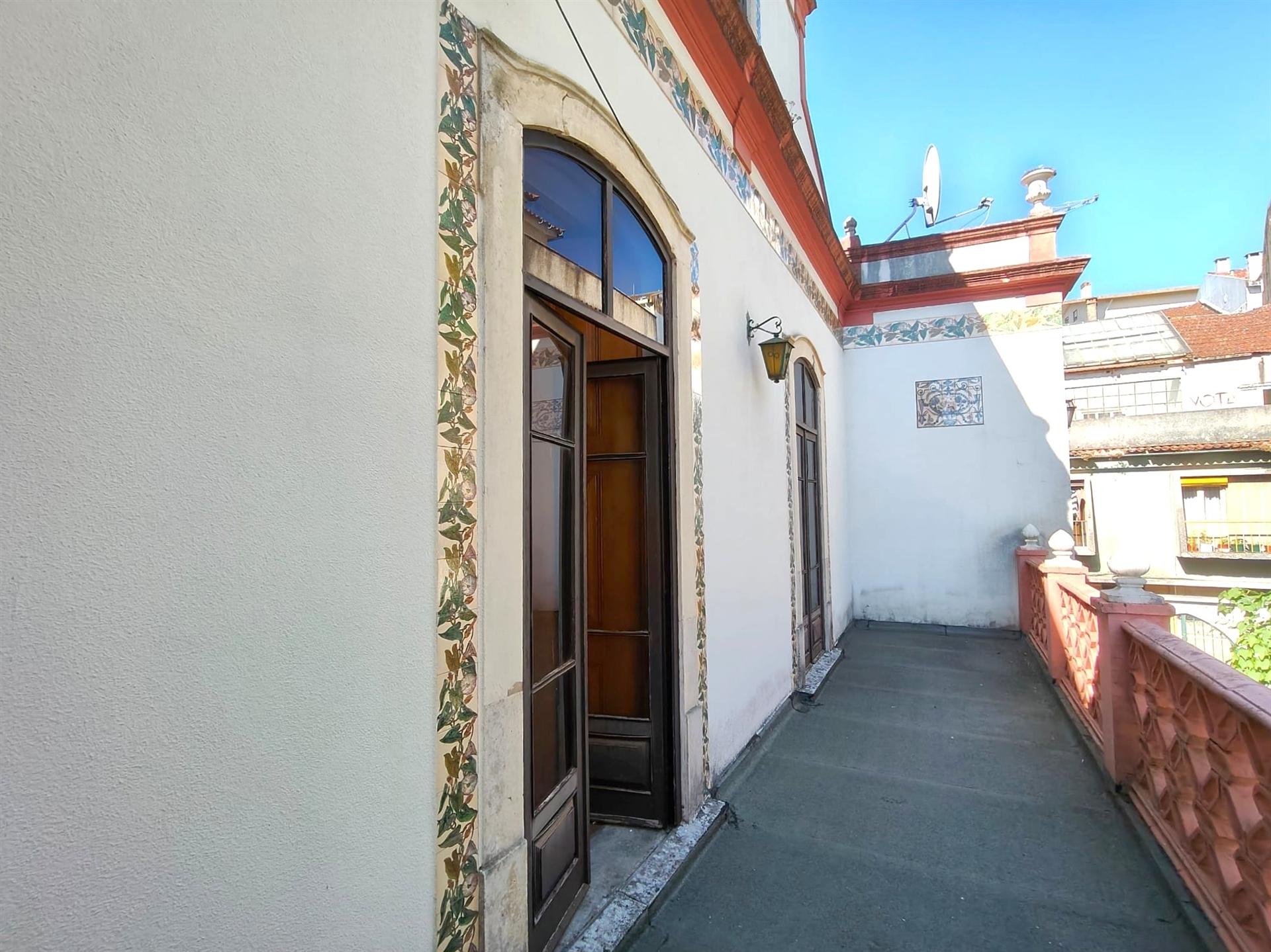 Moradia centenária T3 / Terraço / Espaço Comercial / Centro histórico / Pombal