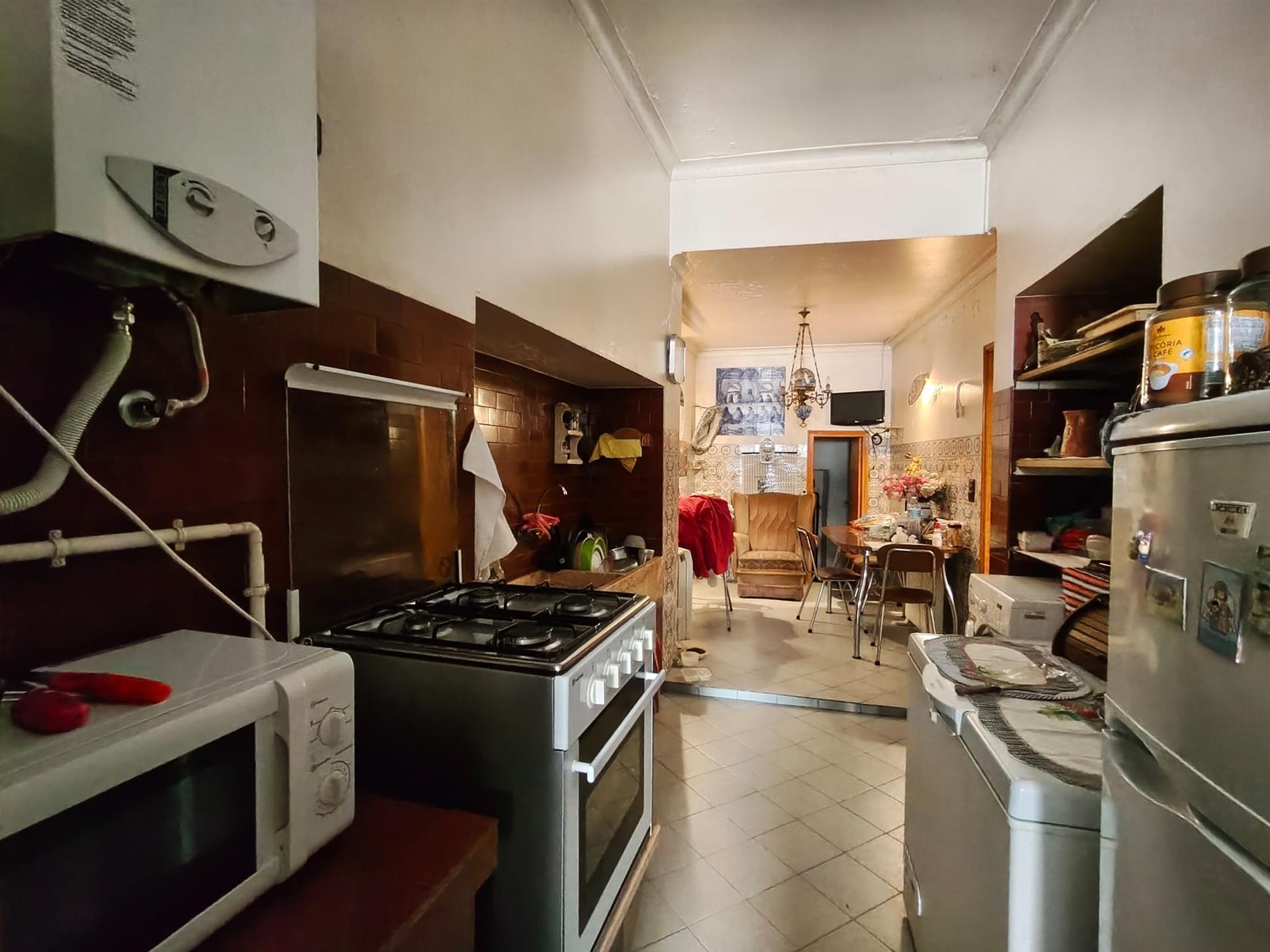 Moradia centenária T3 / Terraço / Espaço Comercial / Centro histórico / Pombal