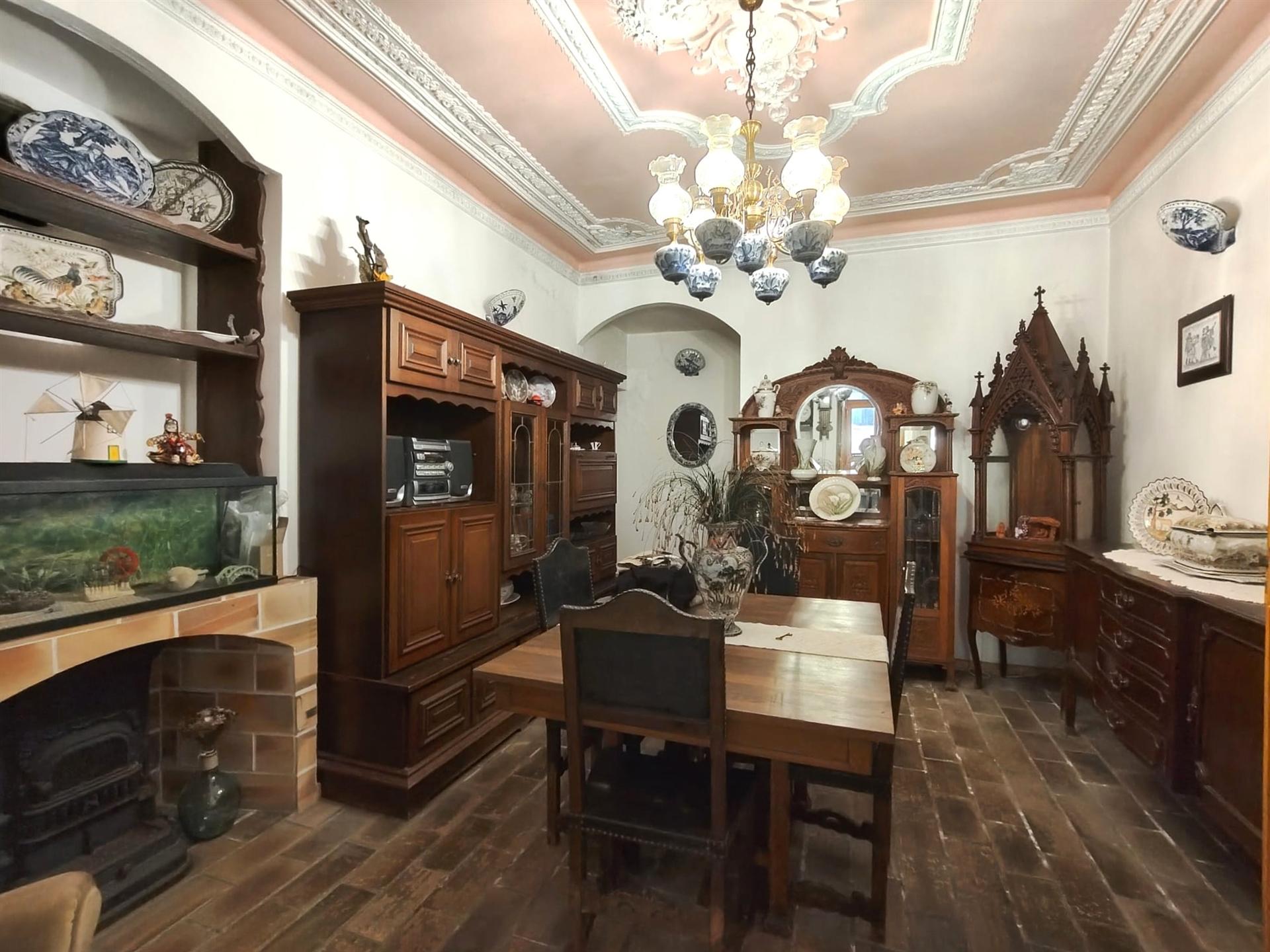 Moradia centenária T3 / Terraço / Espaço Comercial / Centro histórico / Pombal