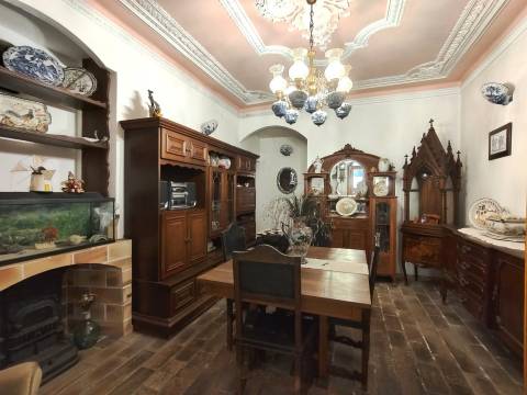 Moradia centenária T3 / Terraço / Espaço Comercial / Centro histórico / Pombal