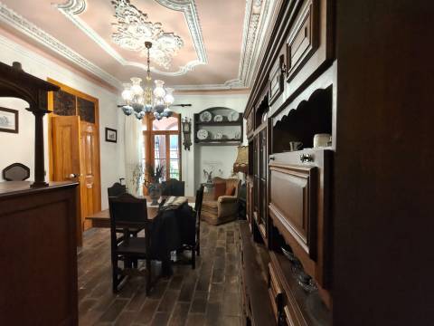 Moradia centenária T3 / Terraço / Espaço Comercial / Centro histórico / Pombal