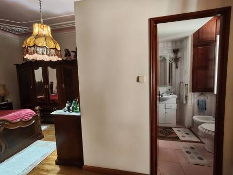 Moradia centenária T3 / Terraço / Espaço Comercial / Centro histórico / Pombal