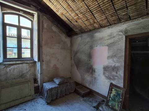Moradia centenária T3 / Terraço / Espaço Comercial / Centro histórico / Pombal