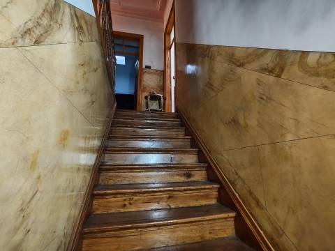 Moradia centenária T3 / Terraço / Espaço Comercial / Centro histórico / Pombal