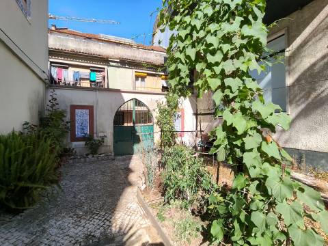 Moradia centenária T3 / Terraço / Espaço Comercial / Centro histórico / Pombal