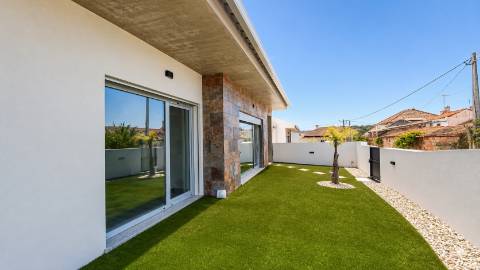 Moradia Nova T3+1 / Jardim/ Churrasqueira / Boa Vista / Leiria