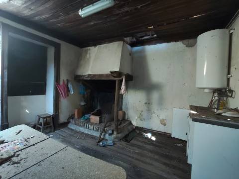 Moradia / Terreno / Poço / Colmeias / Leiria