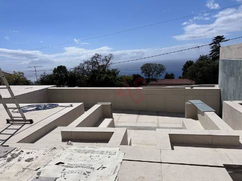 Moradia T3 com piscina infinita em Santa Maria Maior, Funchal