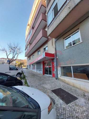 Espaço Comercial de 240 m² na Cova da Piedade, Almada