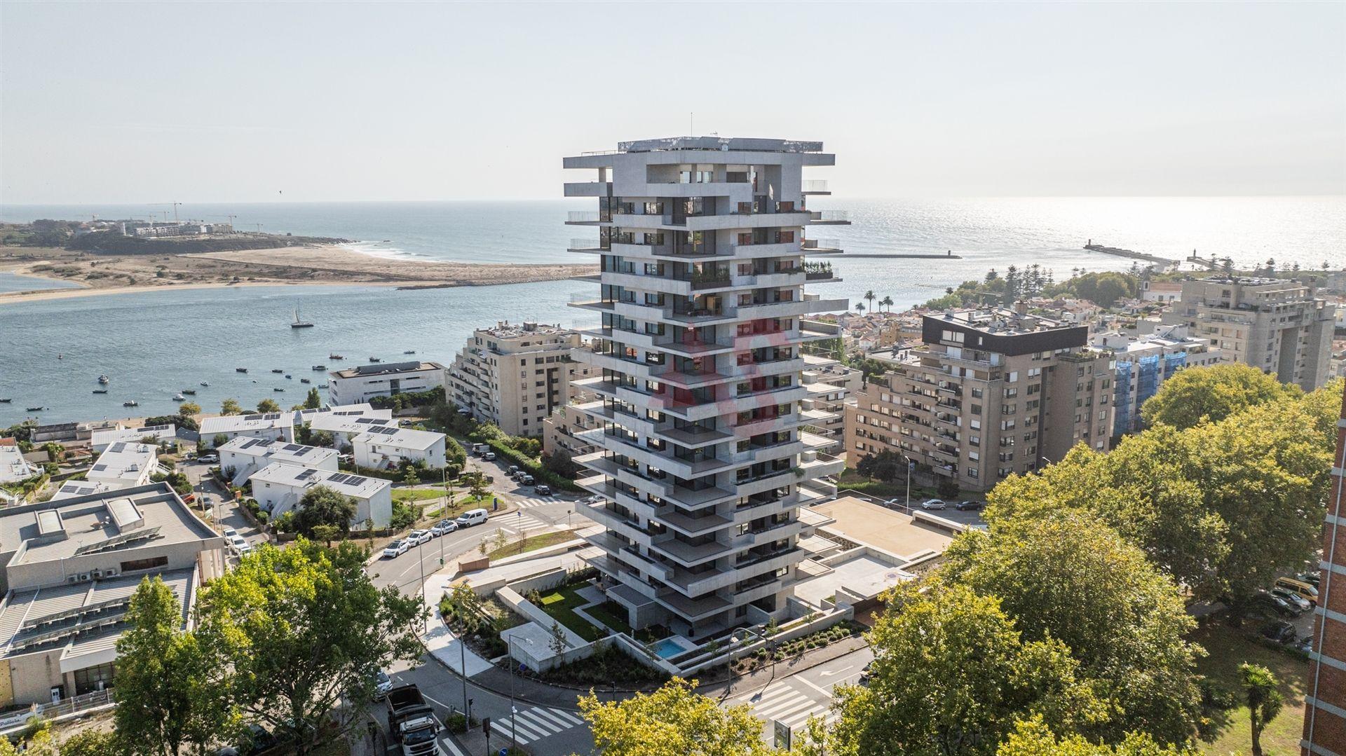 Apartamento T2 NOVO de LUXO,no Miramar Tower no Porto, com Ginásio no 15º Piso e Segurança Permanent