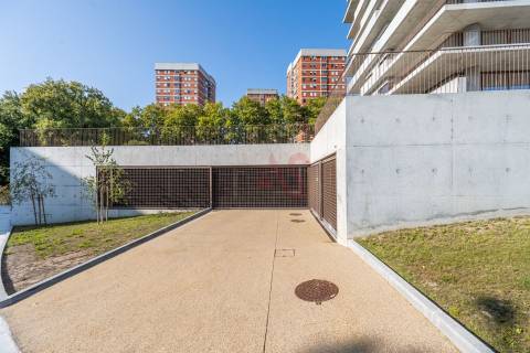 Apartamento T2 NOVO de LUXO,no Miramar Tower no Porto, com Ginásio no 15º Piso e Segurança Permanent