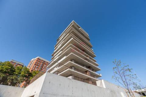 Apartamento T2 NOVO de LUXO,no Miramar Tower no Porto, com Ginásio no 15º Piso e Segurança Permanent