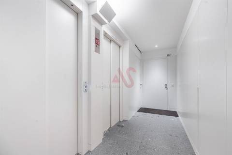Apartamento T2 NOVO de LUXO,no Miramar Tower no Porto, com Ginásio no 15º Piso e Segurança Permanent