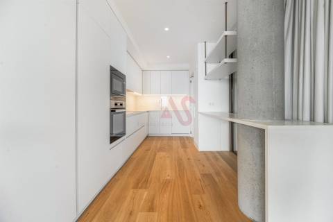 Apartamento T2 NOVO de LUXO,no Miramar Tower no Porto, com Ginásio no 15º Piso e Segurança Permanent