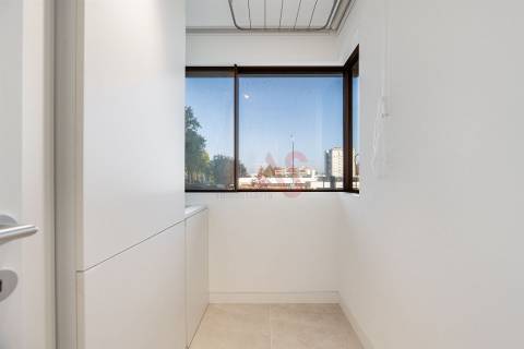 Apartamento T2 NOVO de LUXO,no Miramar Tower no Porto, com Ginásio no 15º Piso e Segurança Permanent