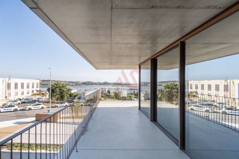 Apartamento T2 NOVO de LUXO,no Miramar Tower no Porto, com Ginásio no 15º Piso e Segurança Permanent
