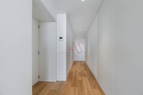 Apartamento T2 NOVO de LUXO,no Miramar Tower no Porto, com Ginásio no 15º Piso e Segurança Permanent