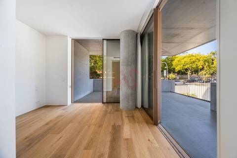 Apartamento T2 NOVO de LUXO,no Miramar Tower no Porto, com Ginásio no 15º Piso e Segurança Permanent