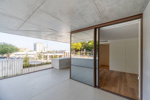 Apartamento T2 NOVO de LUXO,no Miramar Tower no Porto, com Ginásio no 15º Piso e Segurança Permanent