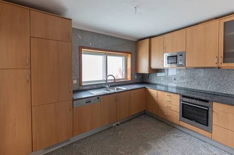 Moradia T3 de LUXO a poucos minutos do Centro de Matosinhos – Espaço, Conforto e Localização!