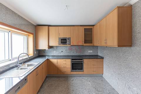 Moradia T3 de LUXO a poucos minutos do Centro de Matosinhos – Espaço, Conforto e Localização!