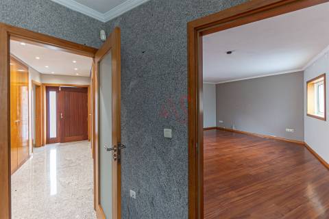 Moradia T3 de LUXO a poucos minutos do Centro de Matosinhos – Espaço, Conforto e Localização!