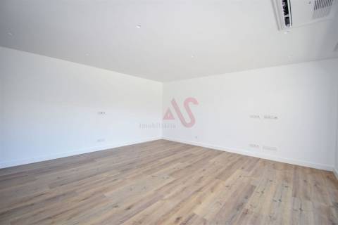 Apartamento T3 NOVO com 2 Varandas espaçosas , 1 Lugar de Garagem, 3 Quartos, em Famões, Odivelas