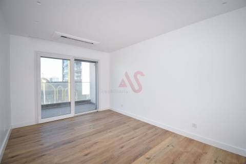 Apartamento T3 NOVO com 2 Varandas espaçosas , 1 Lugar de Garagem, 3 Quartos, em Famões, Odivelas