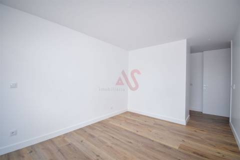 Apartamento T3 NOVO com 2 Varandas espaçosas , 1 Lugar de Garagem, 3 Quartos, em Famões, Odivelas