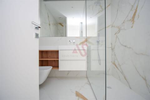 Apartamento T3 NOVO com 2 Varandas espaçosas , 1 Lugar de Garagem, 3 Quartos, em Famões, Odivelas