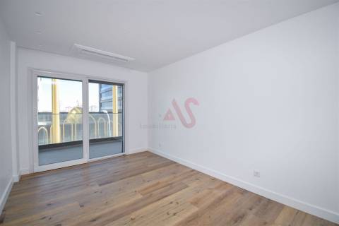 Apartamento T3 NOVO com 2 Varandas espaçosas , 1 Lugar de Garagem, 3 Quartos, em Famões, Odivelas