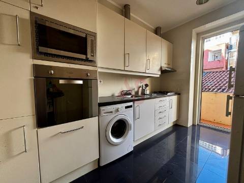 Apartamento T2 para Arrendamento, próximo do metro de Arroios em Lisboa