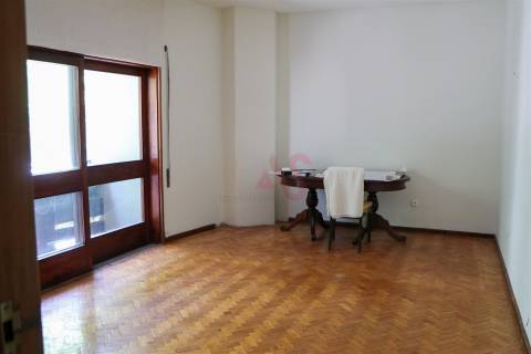 Apartamento T4 + 1 Duplex para Restauro | Foz do Douro | 132 m² |